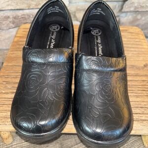 Easy Street 5.5 M Slip Resistant Comfort Nursing Clogs Shoes Black Rose Print